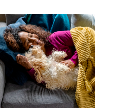 Ένας γονιός κατοικίδιου που κουκουλώνεται με ένα κατοικίδιο σκύλο
