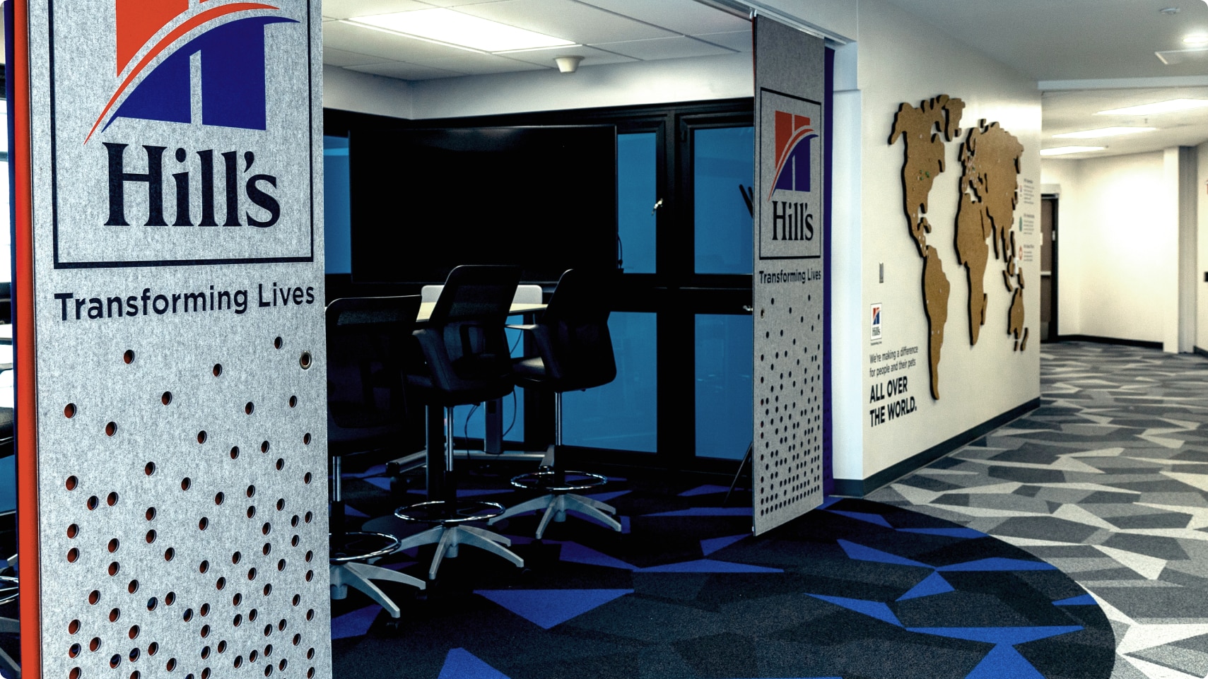 Διάδρομος από τα γραφεία του Κέντρου Διατροφής Κατοικιδίων της Hill's με τον παγκόσμιο χάρτη στον τοίχο