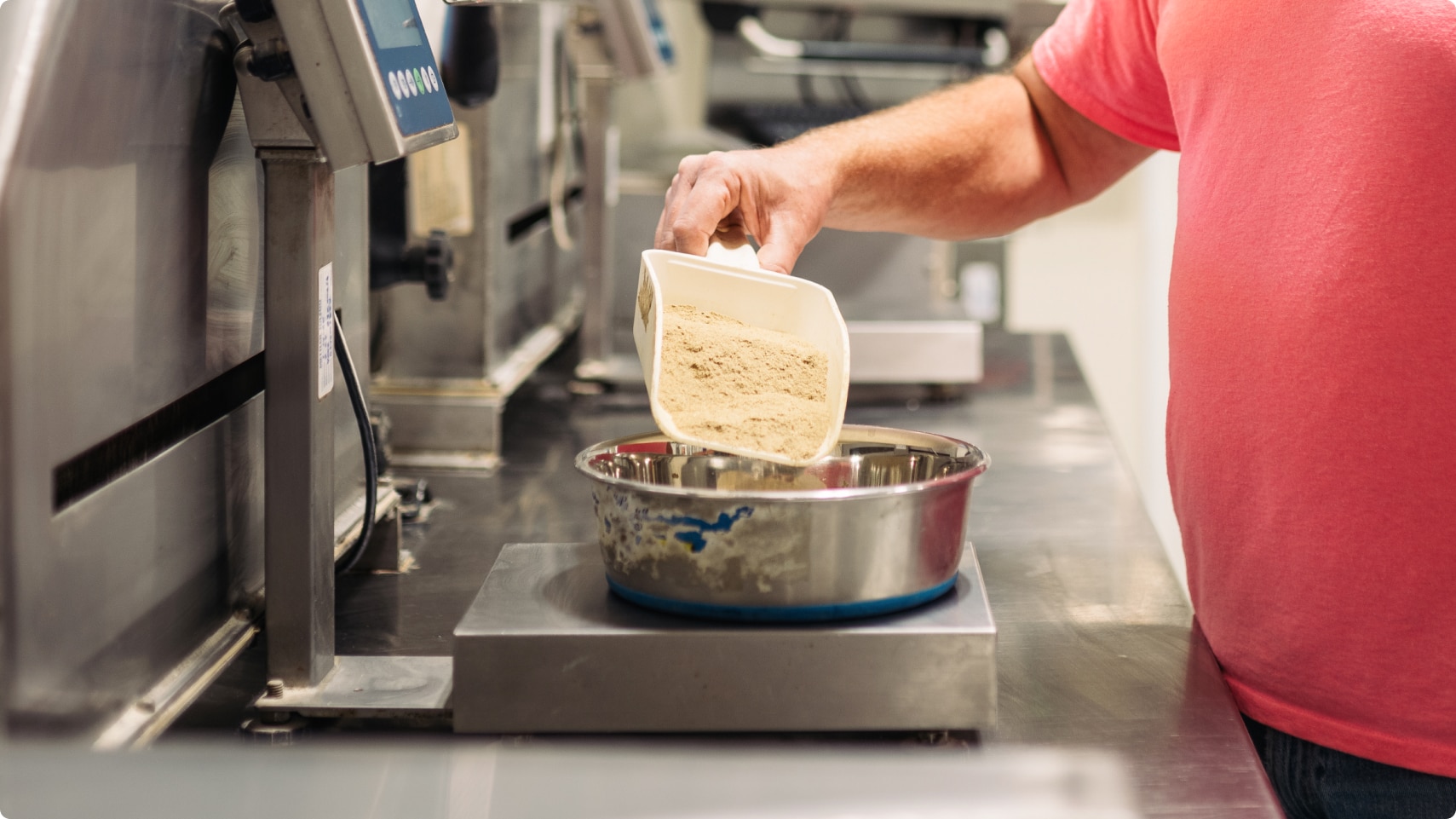 Ένας εργαζόμενος της Hill's ζυγίζει τα συστατικά