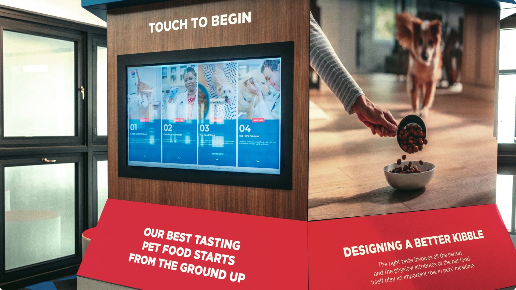 Διαδραστικές οθόνες από το χώρο επισκεπτών του Κέντρου Διατροφής Κατοικιδίων της Hill's