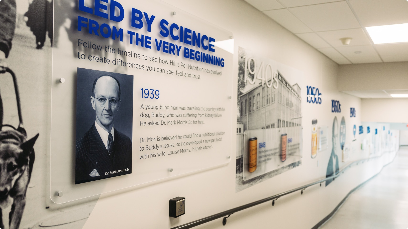 Το χρονοδιάγραμμα της ιστορίας της Hill's πάνω σε τοίχο στα γραφεία του Κέντρου Διατροφής Κατοικιδίων της Hill's