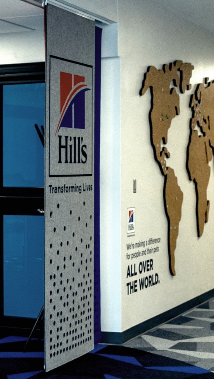 Διάδρομος από τα γραφεία του Κέντρου Διατροφής Κατοικιδίων της Hill's με τον παγκόσμιο χάρτη στον τοίχο