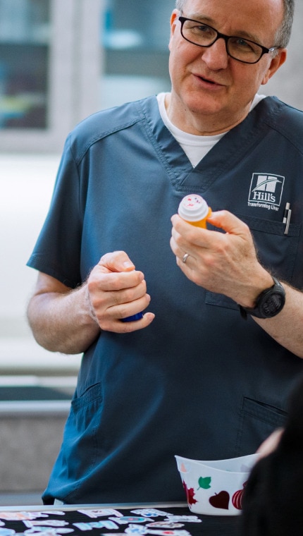 Ένας εργαζόμενος της Hill's παίζει μαζί ένα επιμορφωτικό παιχνίδι μαζί με τα παιδιά μέσα στο εργαστήριο