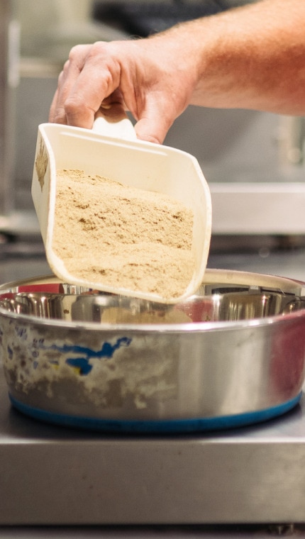 Ένας εργαζόμενος της Hill's ζυγίζει τα συστατικά