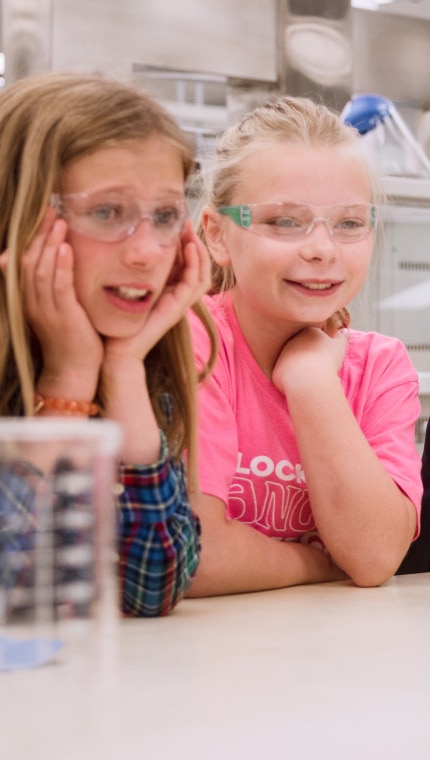 Ένας επιστήμονας της Hill's δείχνει σε παιδιά τον εξοπλισμό του εργαστηρίου