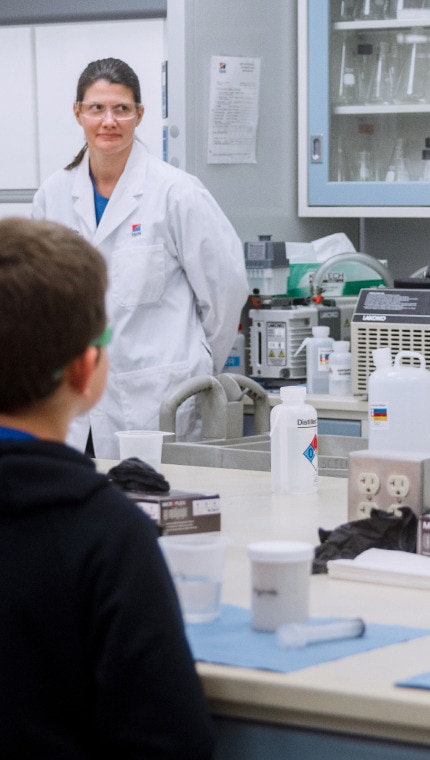 Εργαζόμενοι της Hill's παρουσιάζουν σε παιδιά τον εξοπλισμό του εργαστηρίου και τα υλικά