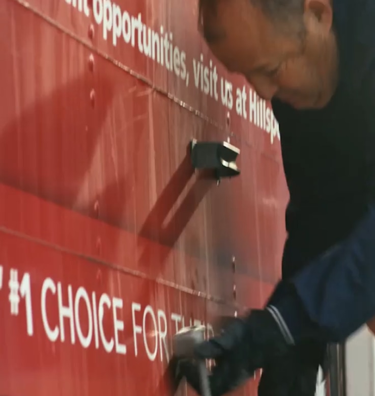 Ένας άνδρας που εργάζεται για το Hill's Disaster Relief Network